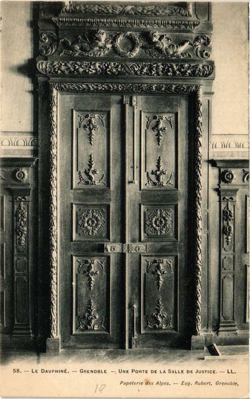 Carte postale ancienne Grenoble Une Porte de la Salle de Justice à Grenoble