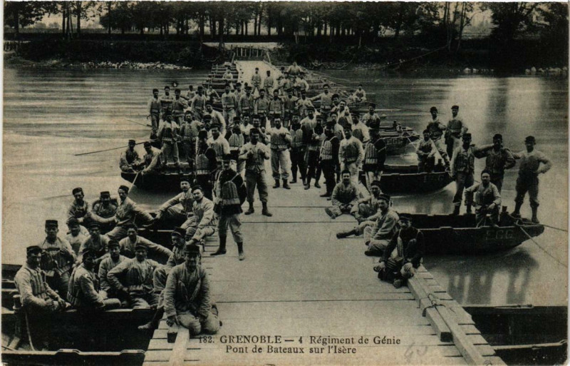 Carte postale ancienne Grenoble Regiment de Genie Pont de Bateaux sur l'Isere à Grenoble