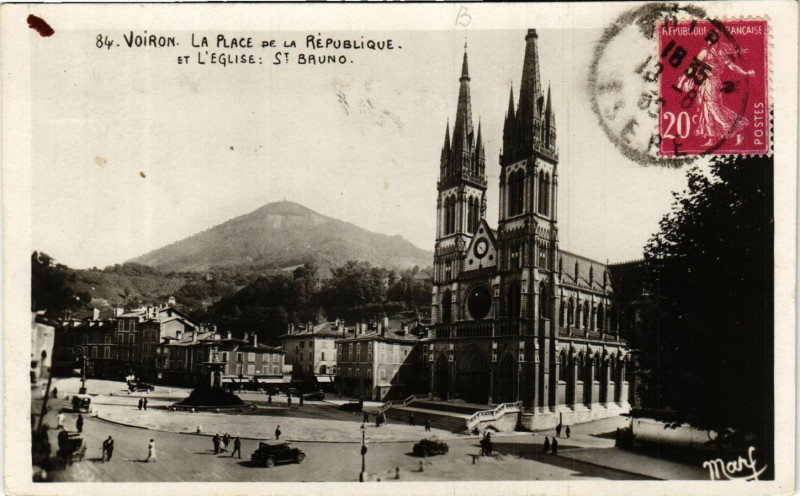Carte postale ancienne Voiron - La Place de la Republique et L'Eglise Saint-Bruno à Voiron