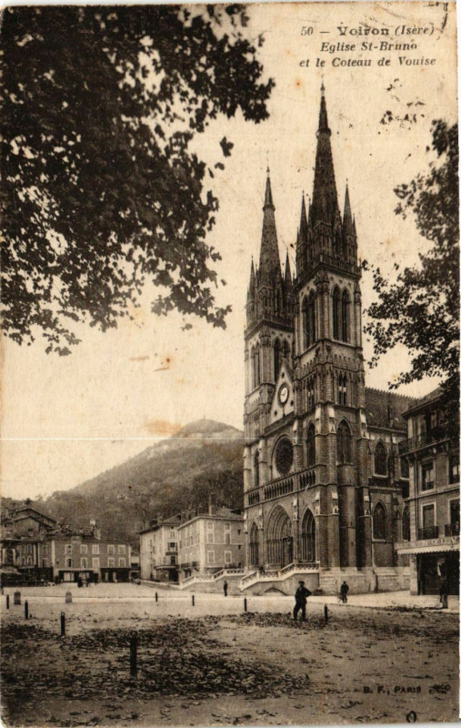 Carte postale ancienne Voiron - Eglise Saint-Bruno et le Coteau de Vouise à Voiron