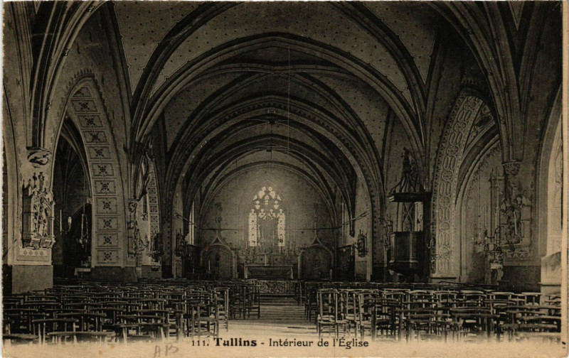 Carte postale ancienne Tullins - Intérieur de l'Eglise à Tullins