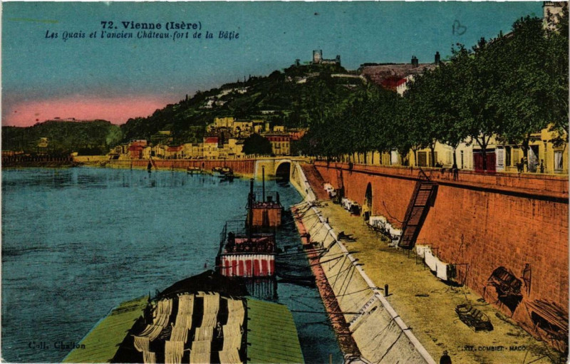 Carte postale ancienne Vienne - Les Quais et l'ancien Chateau fort de la Batie à Vienne