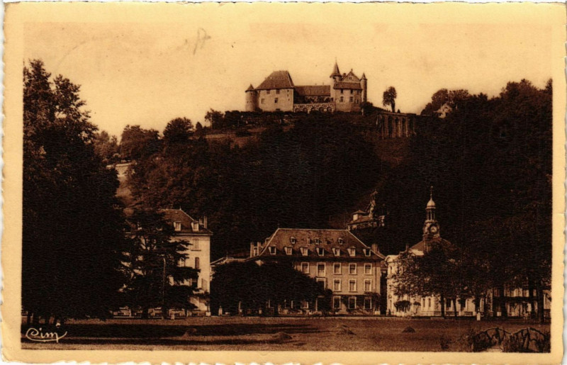 Carte postale ancienne Uriage-les-Bains - Le Parc et le Chateau d'Uriage