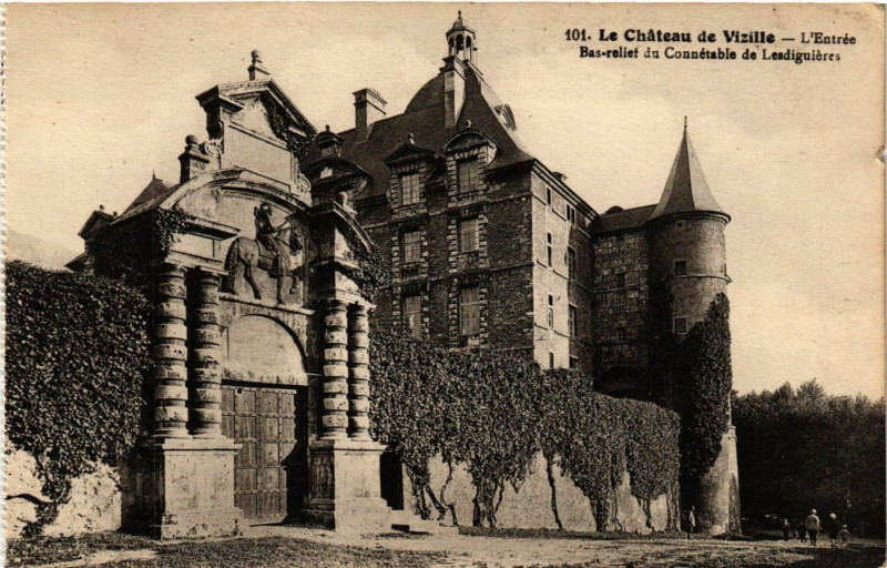 Carte postale ancienne Le Chateau de Vizille - L'Entrée Bas-relief du Connetable de. à Vizille