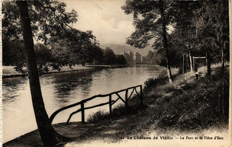 Carte postale ancienne Le Chateau de Vizille - Le Parc et la Piece d'Eau à Vizille
