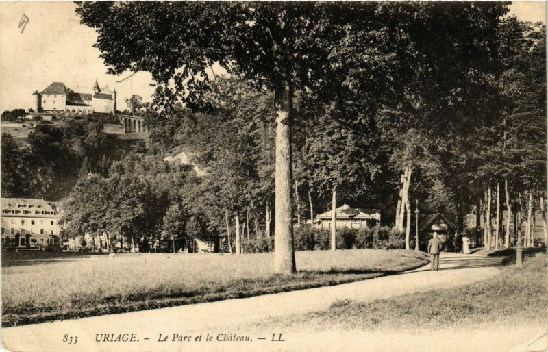 Carte postale ancienne Uriage - Le Parc et le Chateau