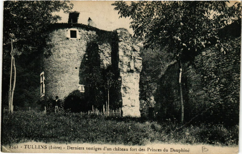 Carte postale ancienne Tullins - Derniers vestiges d'un chateau fort des Princes à Tullins