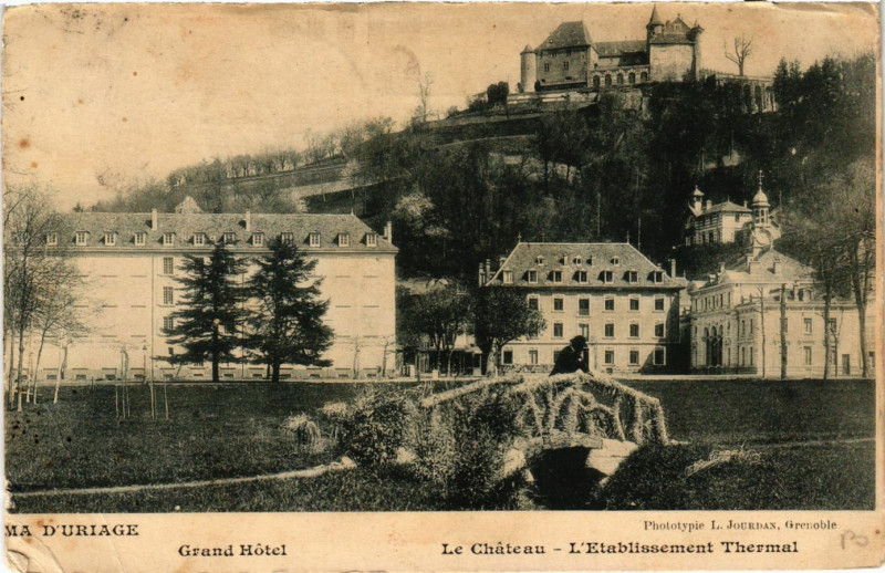Carte postale ancienne D'Uriage - Grand Hotel - Le Chateau - L'Etabl. Thermal