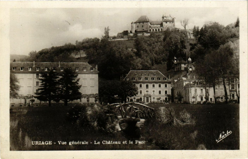 Carte postale ancienne Uriage - Vue générale - Le Chateau et le Parc