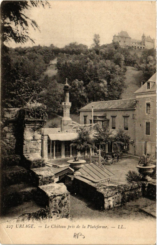 Carte postale ancienne Uriage - Le Chateau pris de la Plateforme