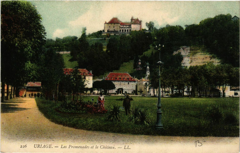 Carte postale ancienne Uriage - Les Promenades et le Chateau