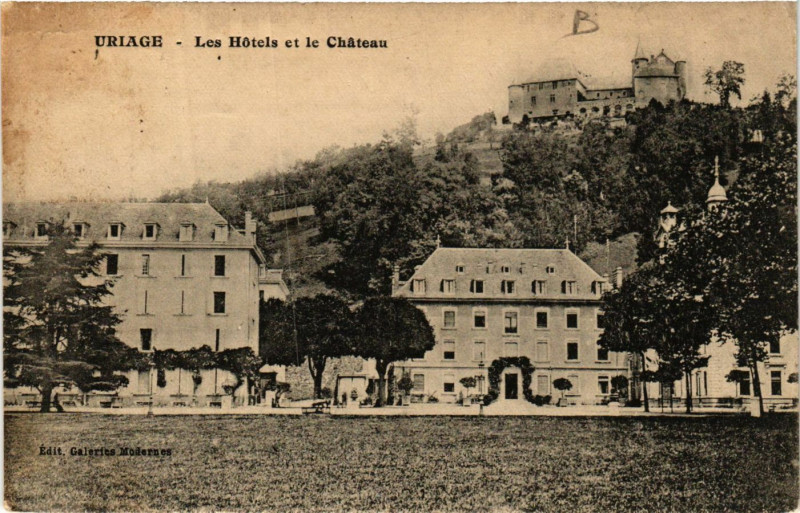 Carte postale ancienne Uriage - Les Hotels et le Chateau