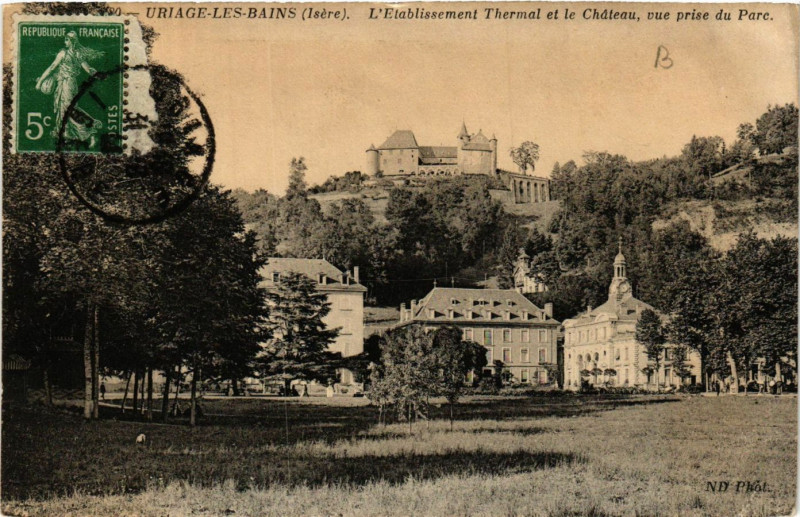 Carte postale ancienne Uriage-les-Bains - L'Etabl. Thermal et le Chateau