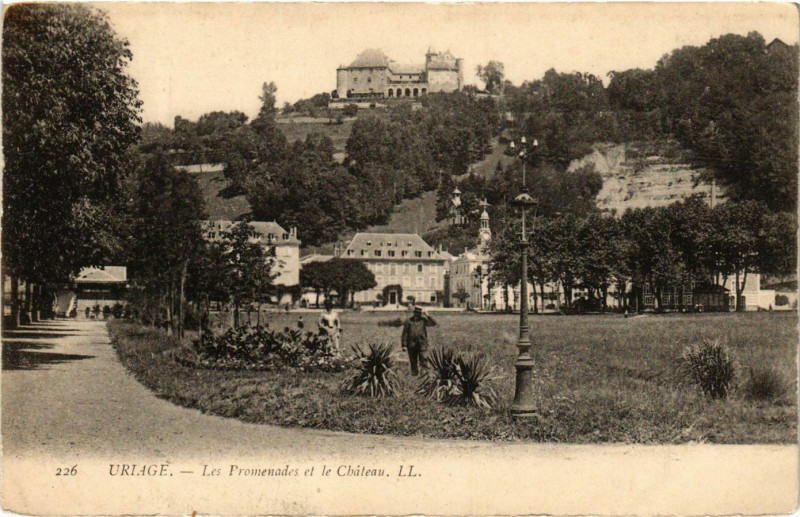 Carte postale ancienne Uriage - Les Promenades et le Chateau