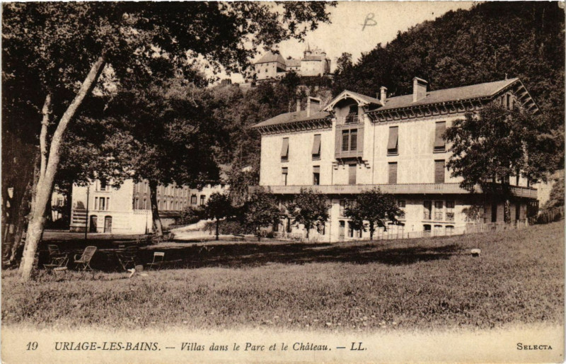 Carte postale ancienne Uriage-les-Bains - Villans dans le Parc et le Chateau