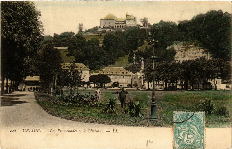 Carte postale ancienne Uriage - Les Promenades et le Chateau