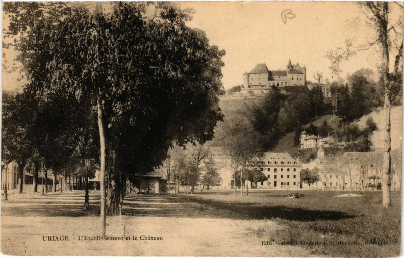 Carte postale ancienne Uriage - L'Etabl. et le Chateau