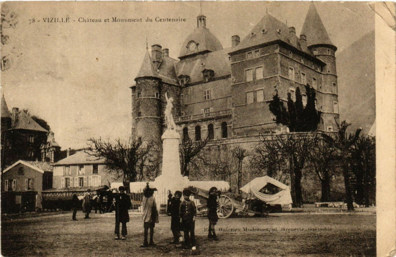 Carte postale ancienne Vizille - Chateau et Mon. du Centenaire à Vizille