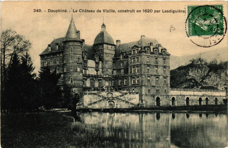Carte postale ancienne Dauphiné Chateau de Vizille construit en 1620 par Lesdiguieres à Vizille