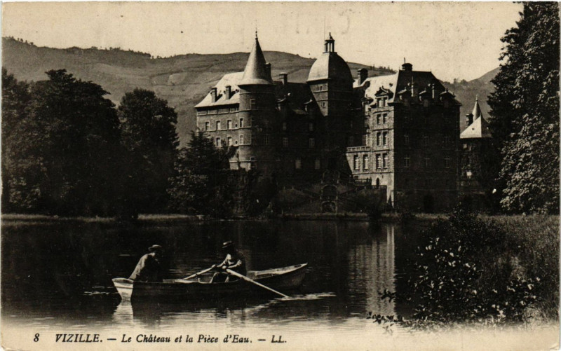 Carte postale ancienne Vizille - Le Chateau et la Piece d'Eau à Vizille