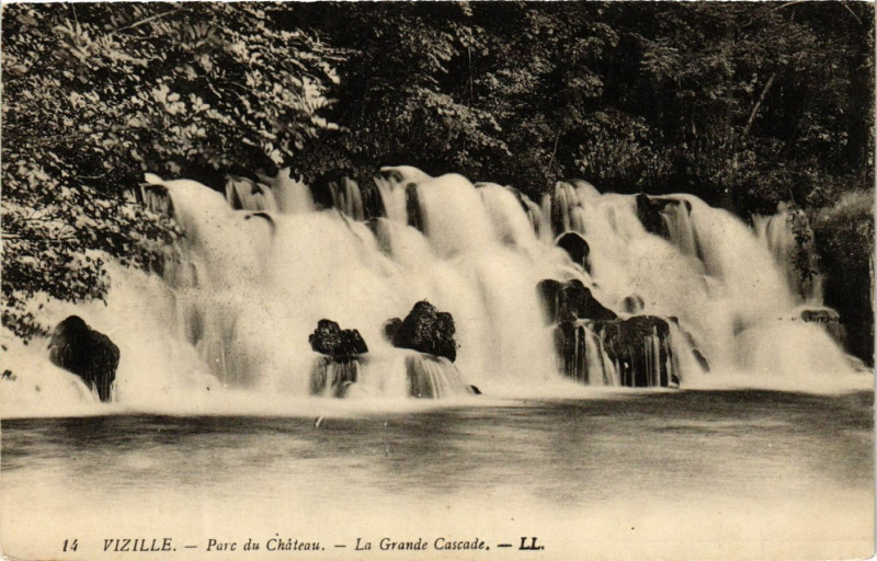 Carte postale ancienne Vizille - Parc du Chateau - La Grande Cascade à Vizille