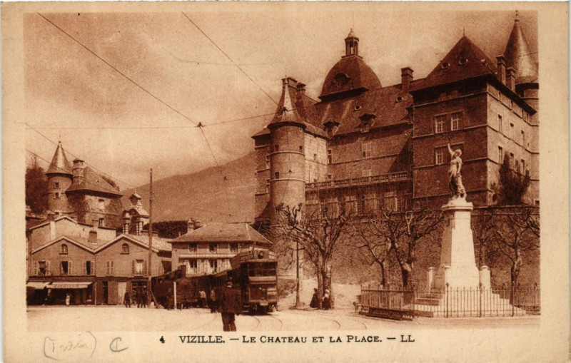 Carte postale ancienne Vizille - Le Chateau et la Plage à Vizille
