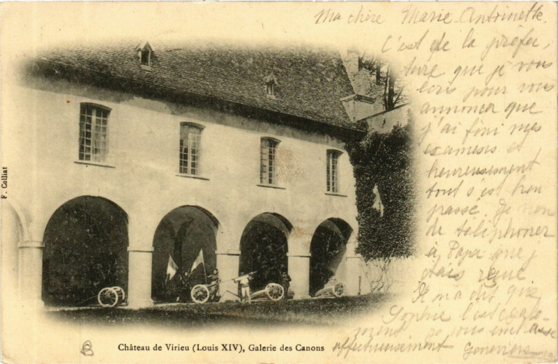 Carte postale ancienne Chateau de Virieu (Louis Xiv) Galerie des Canons