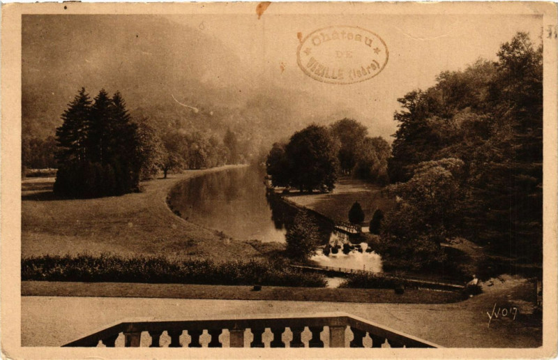 Carte postale ancienne Chateau de Vizille - Le Parc vu de l'Escalier d'Honneur à Vizille