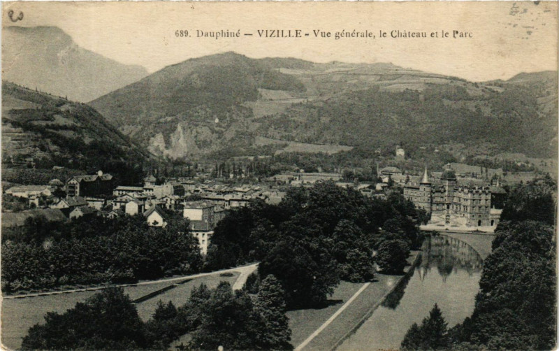 Carte postale ancienne Dauphiné - Vizille - Vue générale le Chateau et le Parc à Vizille