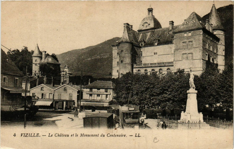 Carte postale ancienne Vizille - Le Chateau et le Mon. du Centenaire à Vizille