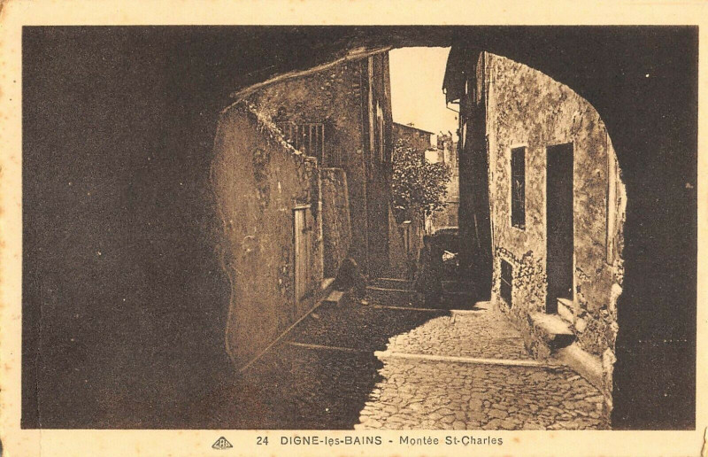 Carte postale ancienne Digne Les Bains Montee Saint Charles à Digne-les-Bains