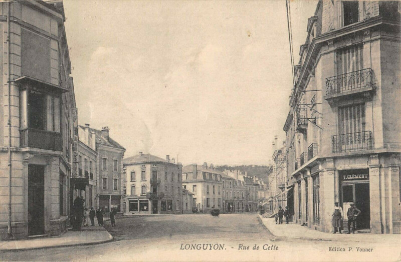 Carte postale ancienne Longuyon Rue De Cette à Longuyon