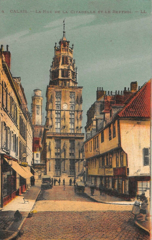 Carte postale ancienne Calais La Rue De La Citadelle Et Le Beffroi à Calais