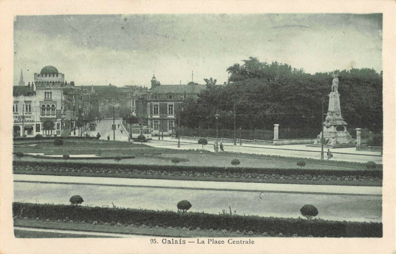 Carte postale ancienne Calais La Place Centrale à Calais