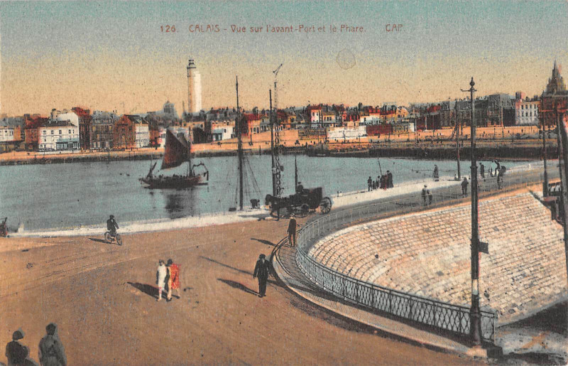 Carte postale ancienne Calais Vue Sur L'Avant Port Et Le Phare à Calais