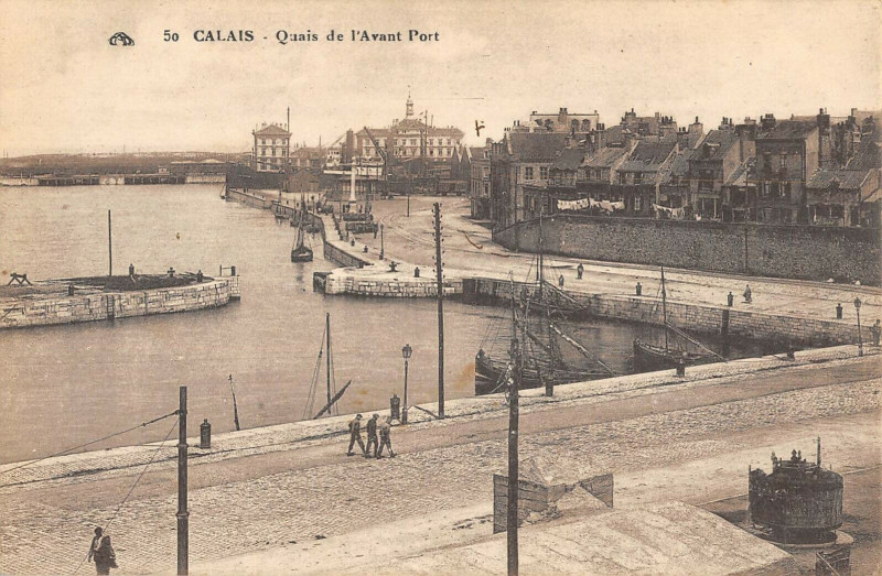 Carte postale ancienne Calais Quais De L'Avant Port à Calais