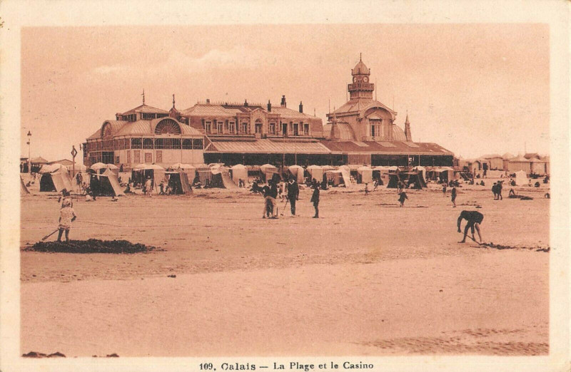 Carte postale ancienne Calais La Plage Et Le Casino à Calais