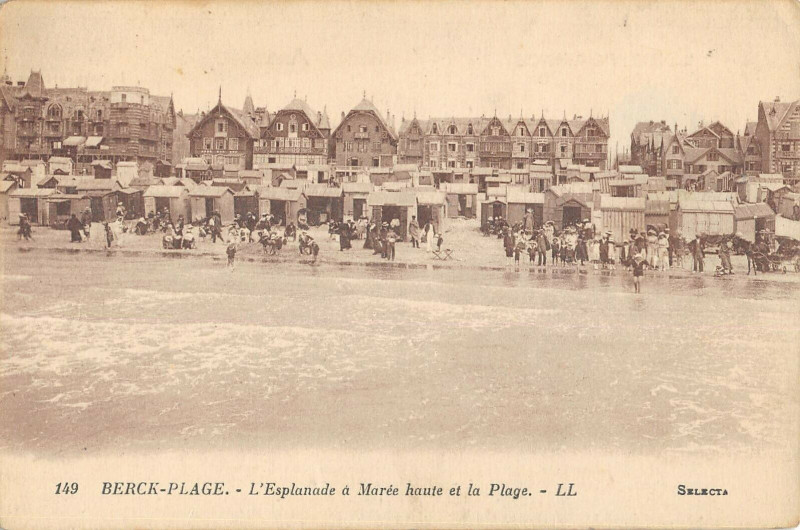 Carte postale ancienne Berck Plage Esplanade A Maree Haute Et Plage à Berck