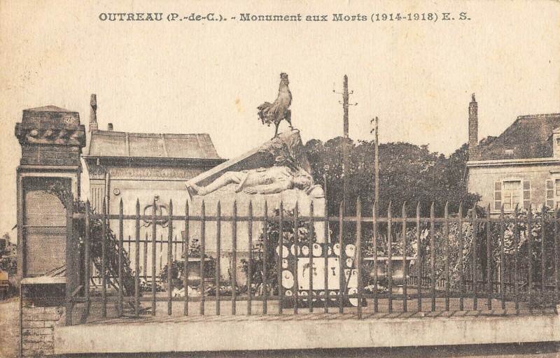 Carte postale ancienne Outreau Monument Aux Morts à Outreau