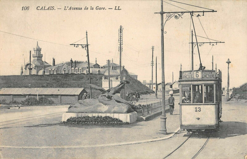 Carte postale ancienne Calais Avenue De La Gare Tramway à Calais