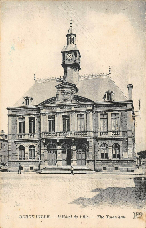 Carte postale ancienne Berck Plage Hotel De Ville à Berck