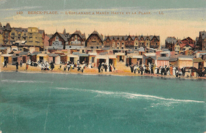 Carte postale ancienne Berck Plage L'Esplanade A Maree Haute Et La Plage à Berck