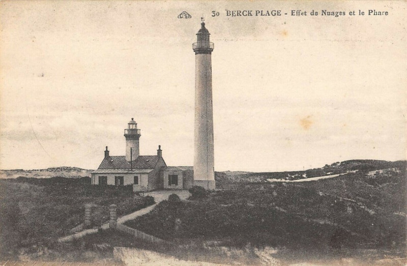 Carte postale ancienne Berck Plage Effet De Nuages Et Le Phare à Berck