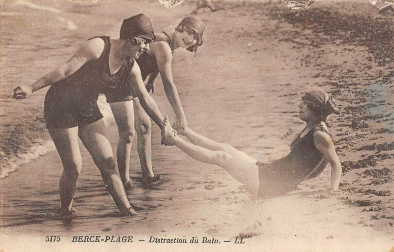 Carte postale ancienne Berck Plage Distraction Du Bain à Berck