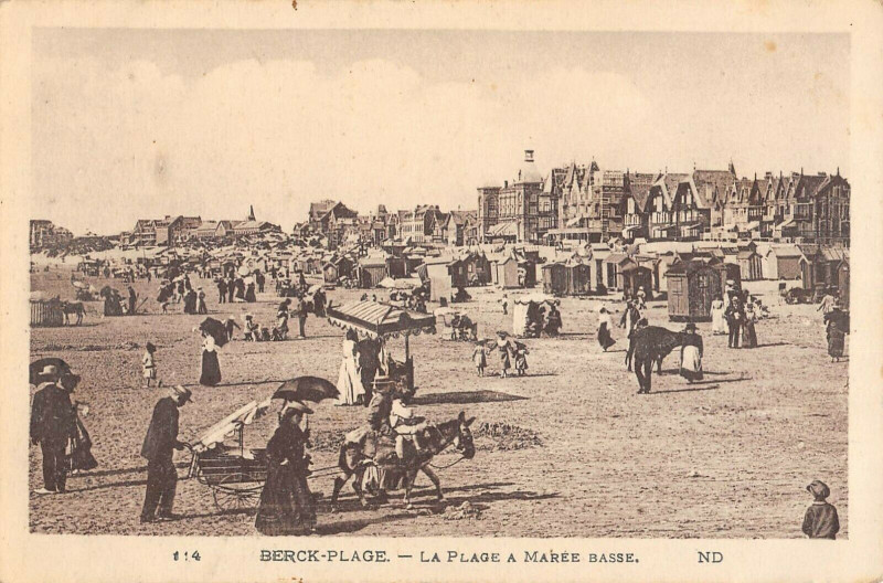 Carte postale ancienne Berck Plage La Plage A Maree Basse à Berck