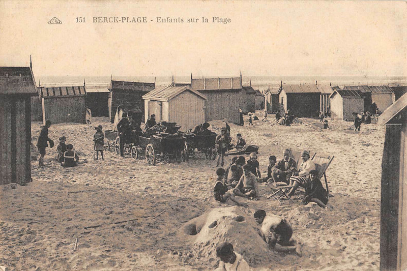 Carte postale ancienne Berck Plage Enfants Sur La Plage à Berck