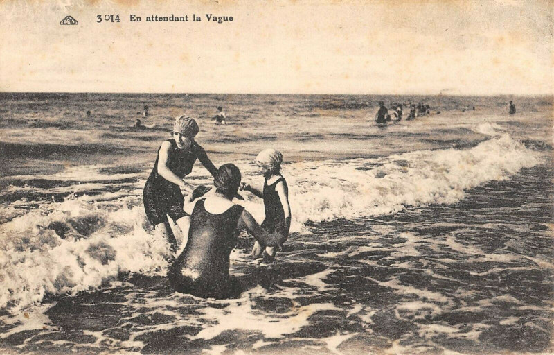 Carte postale ancienne Berck Plage En Attendant La Vague à Berck