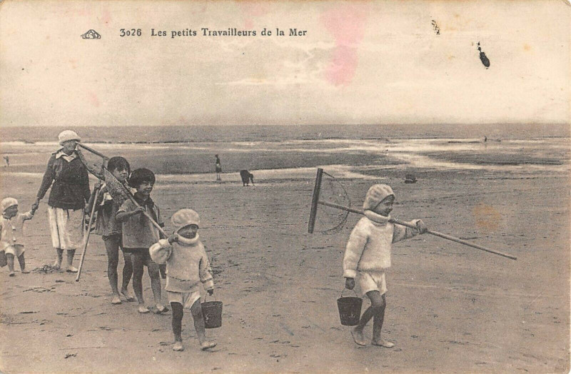 Carte postale ancienne Berck Plage Les Petits Travailleurs De La Mer à Berck