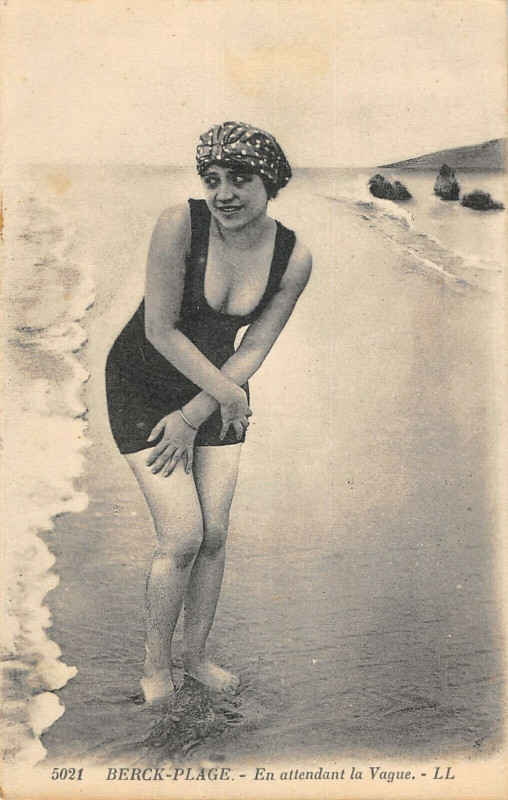 Carte postale ancienne Berck Plage En Attendant La Vague à Berck