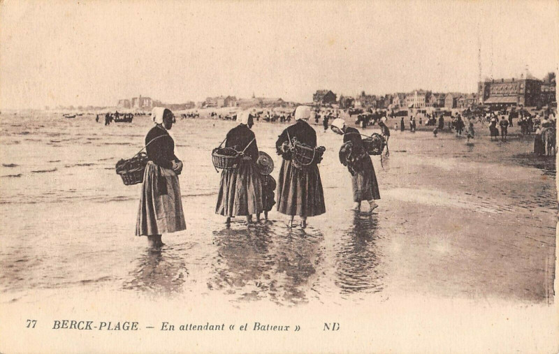 Carte postale ancienne Berck Plage En Attendant El Batieux à Berck